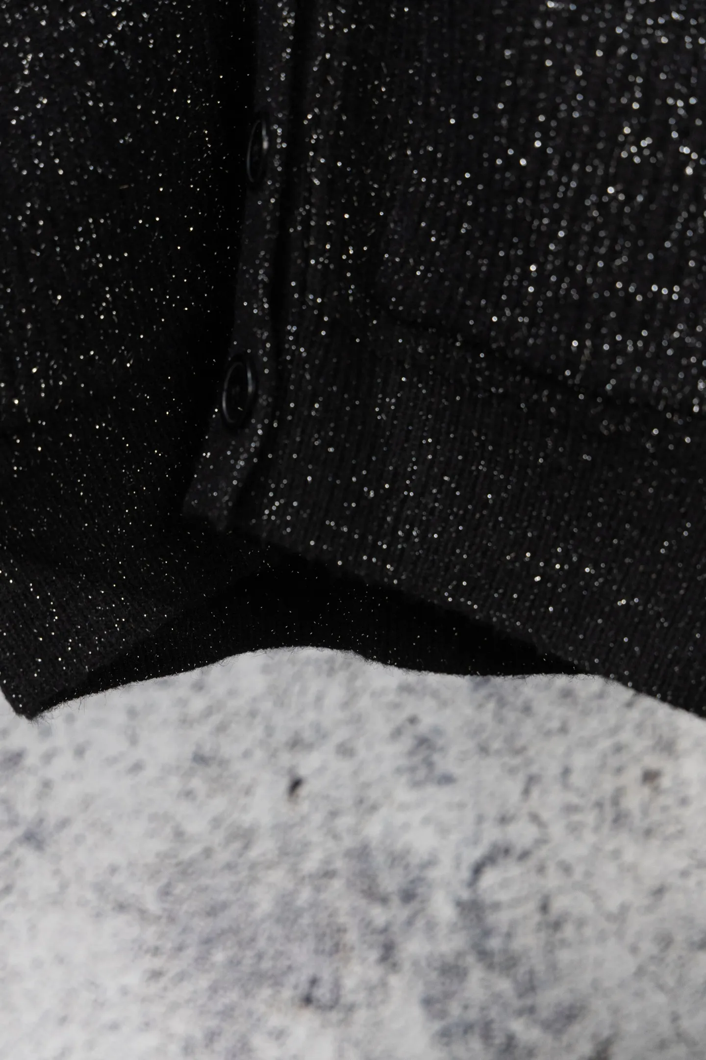 💰300 Saint Laurent is 2026 new autumn and winter black glitter V-neck knitted cardigan 1. Style: loose-fitting V-neck cardigan with single-breasted design, brand woven logo on the collar, and golden YSL classic embroidery logo on the left chest. 2. Material: The knitted fabric is mixed with glitter elements, which presents a delicate luster under the light. The black base and fine glitter effect enhance the texture and fashion. 3. Style: The overall style is simple and dark, and the glitter and metal logo add a sense of sophistication. It has both casual and light luxury attributes. It can be worn alone or layered. Size: SML Color: Black